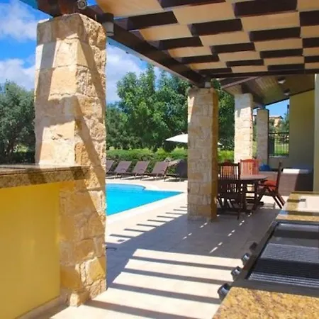 “you Can Rent This On A 5 Star Resort”paparouna *